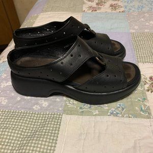 Adorable Dansko Black Sandals - Size 36 Eur